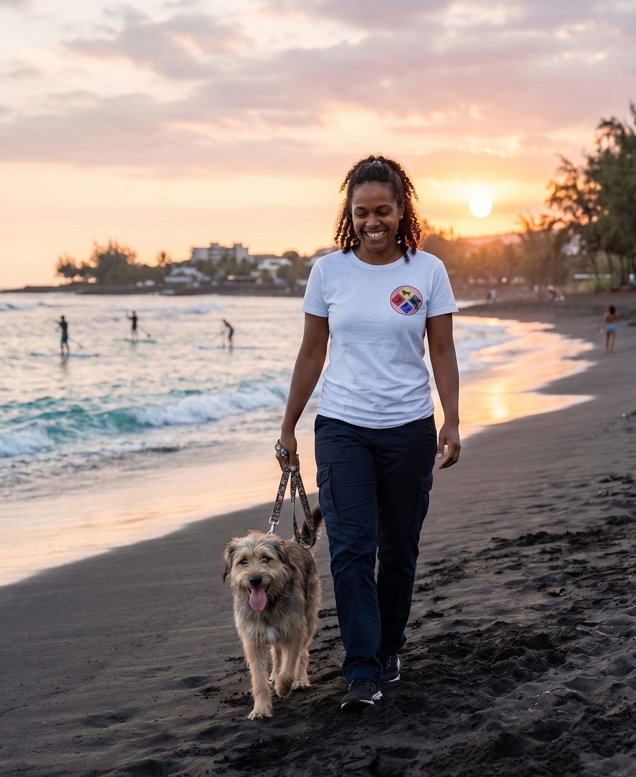 Pet-sitter en promenade avec un chien sur une plage de La Réunion